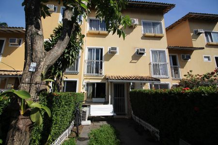 Casa de condomínio à venda com 120m², 4 quartos e 2 vagasFachada