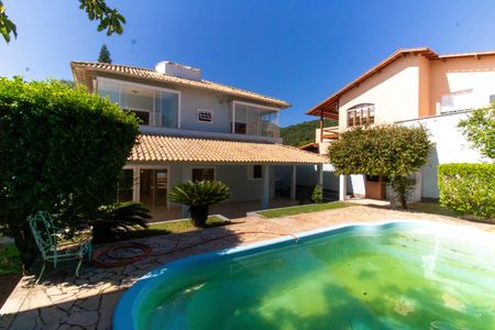 Casa à venda com 380m², 5 quartos e 3 vagas Casa à venda com 380m², 5 quartos e 3 vagasÁrea externa