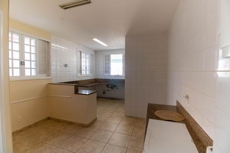 Casa à venda com 380m², 5 quartos e 3 vagas Casa à venda com 380m², 5 quartos e 3 vagasCozinha