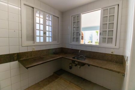 Casa à venda com 380m², 5 quartos e 3 vagas Casa à venda com 380m², 5 quartos e 3 vagasCozinha