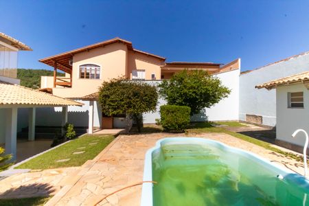 Casa à venda com 380m², 5 quartos e 3 vagas Casa à venda com 380m², 5 quartos e 3 vagasÁrea externa