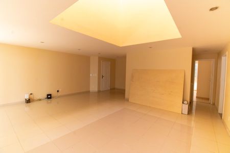 Casa à venda com 380m², 5 quartos e 3 vagas Casa à venda com 380m², 5 quartos e 3 vagasSala