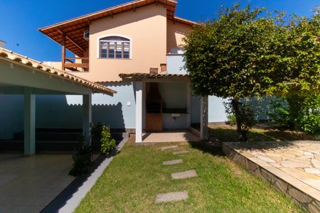 Casa à venda com 380m², 5 quartos e 3 vagas Casa à venda com 380m², 5 quartos e 3 vagasÁrea externa