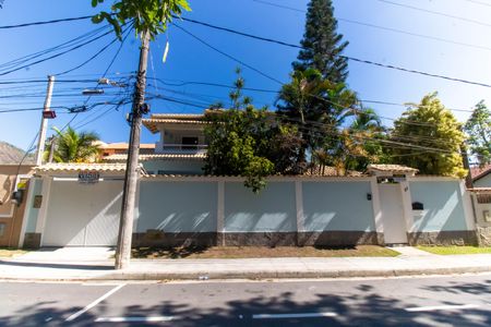 Casa à venda com 380m², 5 quartos e 3 vagas Casa à venda com 380m², 5 quartos e 3 vagasFachada