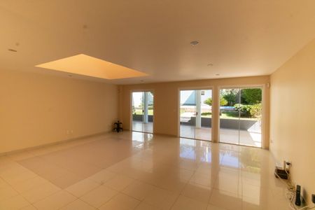 Casa à venda com 380m², 5 quartos e 3 vagas Casa à venda com 380m², 5 quartos e 3 vagasSala