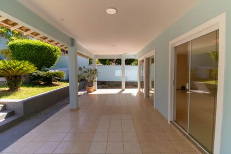 Casa à venda com 380m², 5 quartos e 3 vagas Casa à venda com 380m², 5 quartos e 3 vagasVaranda da Sala