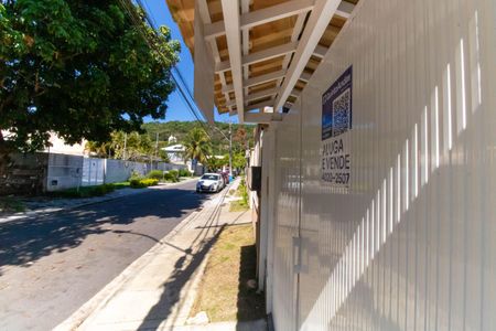 Casa à venda com 380m², 5 quartos e 3 vagas Casa à venda com 380m², 5 quartos e 3 vagasPlaquinha