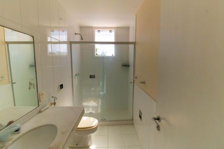 Casa à venda com 380m², 5 quartos e 3 vagas Casa à venda com 380m², 5 quartos e 3 vagasBanheiro da Suíte 2