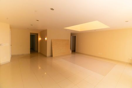 Casa à venda com 380m², 5 quartos e 3 vagas Casa à venda com 380m², 5 quartos e 3 vagasSala