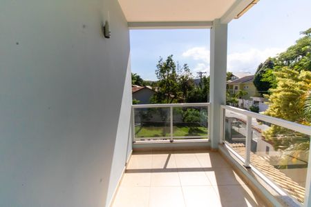 Casa à venda com 380m², 5 quartos e 3 vagas Casa à venda com 380m², 5 quartos e 3 vagasVaranda da Suíte 2