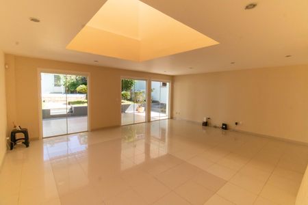 Casa à venda com 380m², 5 quartos e 3 vagas Casa à venda com 380m², 5 quartos e 3 vagasSala