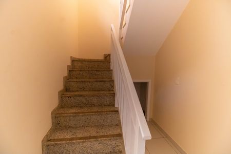 Casa à venda com 380m², 5 quartos e 3 vagas Casa à venda com 380m², 5 quartos e 3 vagasEscada