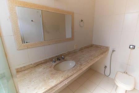 Casa à venda com 380m², 5 quartos e 3 vagas Casa à venda com 380m², 5 quartos e 3 vagasBanheiro da Suíte 5