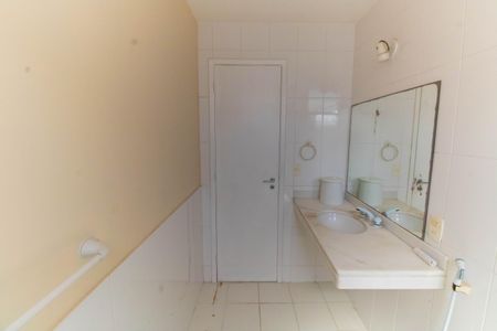 Casa à venda com 380m², 5 quartos e 3 vagas Casa à venda com 380m², 5 quartos e 3 vagasBanheiro da Suíte 2