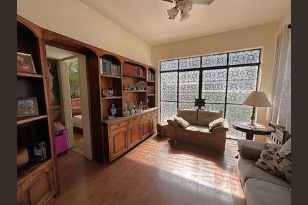 Casa à venda com 350m², 4 quartos e 4 vagasSala