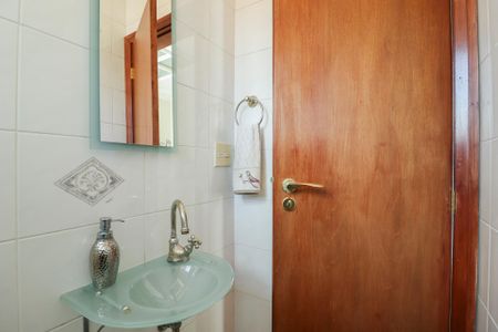 Casa à venda com 800m², 6 quartos e 8 vagasLavabo da Sala de TV