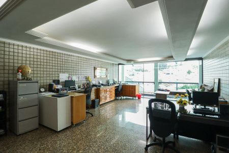 Casa à venda com 800m², 6 quartos e 8 vagasEscritório