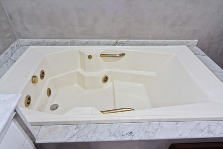 Casa à venda com 434m², 4 quartos e 5 vagasBanheiro da Suíte 1