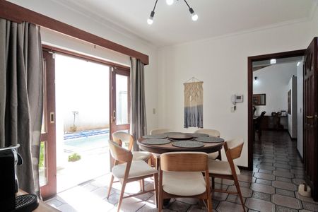 Casa à venda com 434m², 4 quartos e 5 vagasSala