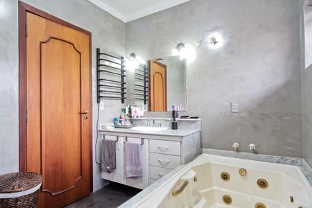 Casa à venda com 434m², 4 quartos e 5 vagasBanheiro da Suíte 1