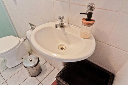 Casa à venda com 434m², 4 quartos e 5 vagasEdicula - banheiro