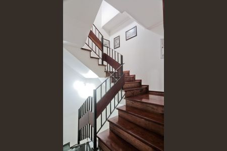 Casa à venda com 434m², 4 quartos e 5 vagasEscada