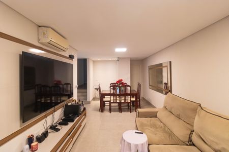 Casa à venda com 200m², 3 quartos e 3 vagasSala de TV