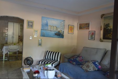 Casa à venda com 400m², 4 quartos e 5 vagas Casa à venda com 400m², 4 quartos e 5 vagasSala