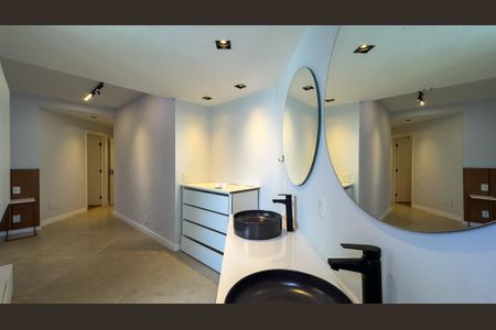 Apartamento à venda com 124m², 2 quartos e 2 vagas Apartamento à venda com 124m², 2 quartos e 2 vagasBanheiro da Suíte