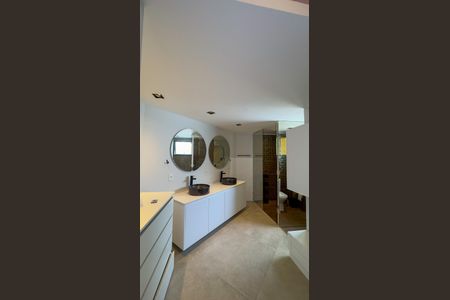 Apartamento à venda com 124m², 2 quartos e 2 vagas Apartamento à venda com 124m², 2 quartos e 2 vagasBanheiro da Suíte