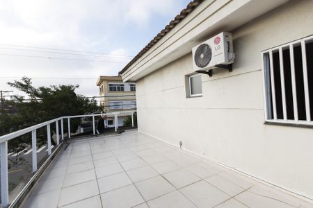 Casa à venda com 120m², 3 quartos e 3 vagas Casa à venda com 120m², 3 quartos e 3 vagasVaranda