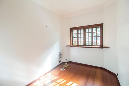 Casa de condomínio à venda com 320m², 4 quartos e 4 vagas Casa de condomínio à venda com 320m², 4 quartos e 4 vagasEscritório