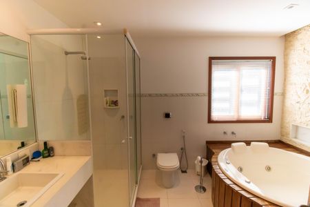 Casa de condomínio à venda com 300m², 5 quartos e 2 vagasBanheiro da Suíte 3