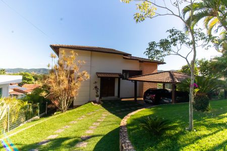 Casa de condomínio à venda com 300m², 5 quartos e 2 vagasFachada