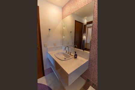 Casa de condomínio à venda com 300m², 5 quartos e 2 vagasBanheiro da Suíte 2