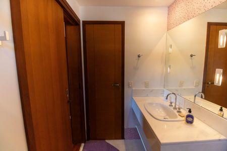 Casa de condomínio à venda com 300m², 5 quartos e 2 vagasBanheiro da Suíte 2