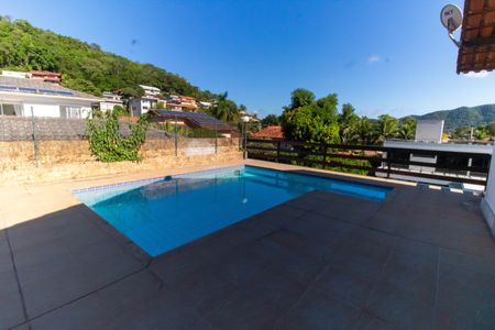 Casa de condomínio à venda com 300m², 5 quartos e 2 vagasÁrea externa