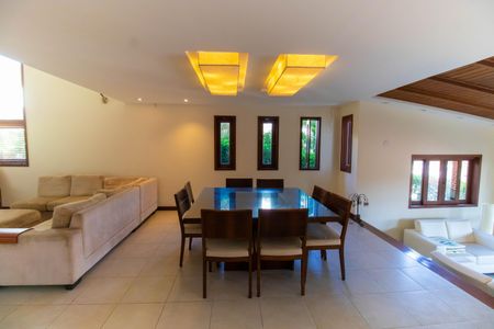 Casa de condomínio à venda com 300m², 5 quartos e 2 vagasSala