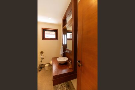 Casa de condomínio à venda com 300m², 5 quartos e 2 vagasLavabo