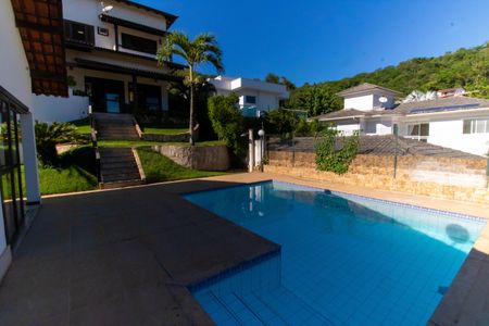 Casa de condomínio à venda com 300m², 5 quartos e 2 vagasÁrea externa