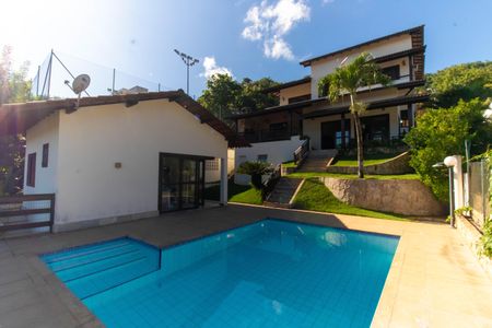 Casa de condomínio à venda com 300m², 5 quartos e 2 vagasFachada