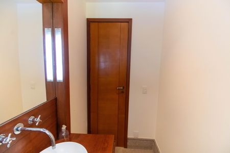 Casa de condomínio à venda com 300m², 5 quartos e 2 vagasLavabo