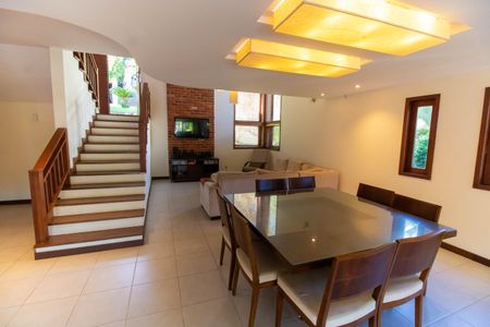 Casa de condomínio à venda com 300m², 5 quartos e 2 vagasSala