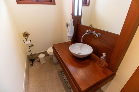 Casa de condomínio à venda com 300m², 5 quartos e 2 vagasLavabo