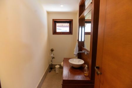 Casa de condomínio à venda com 300m², 5 quartos e 2 vagasLavabo