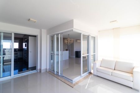 Apartamento à venda com 166m², 3 quartos e 3 vagas Apartamento à venda com 166m², 3 quartos e 3 vagasSacada com Churrasqueira