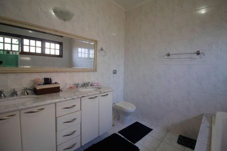 Casa à venda com 216m², 5 quartos e 4 vagasBanheiro - Quarto 1