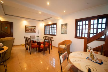 Casa à venda com 216m², 5 quartos e 4 vagasSala