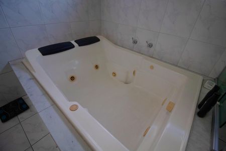 Casa à venda com 216m², 5 quartos e 4 vagasBanheiro - Quarto 1