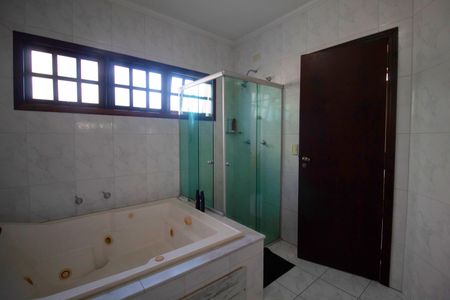 Casa à venda com 216m², 5 quartos e 4 vagasBanheiro - Quarto 1